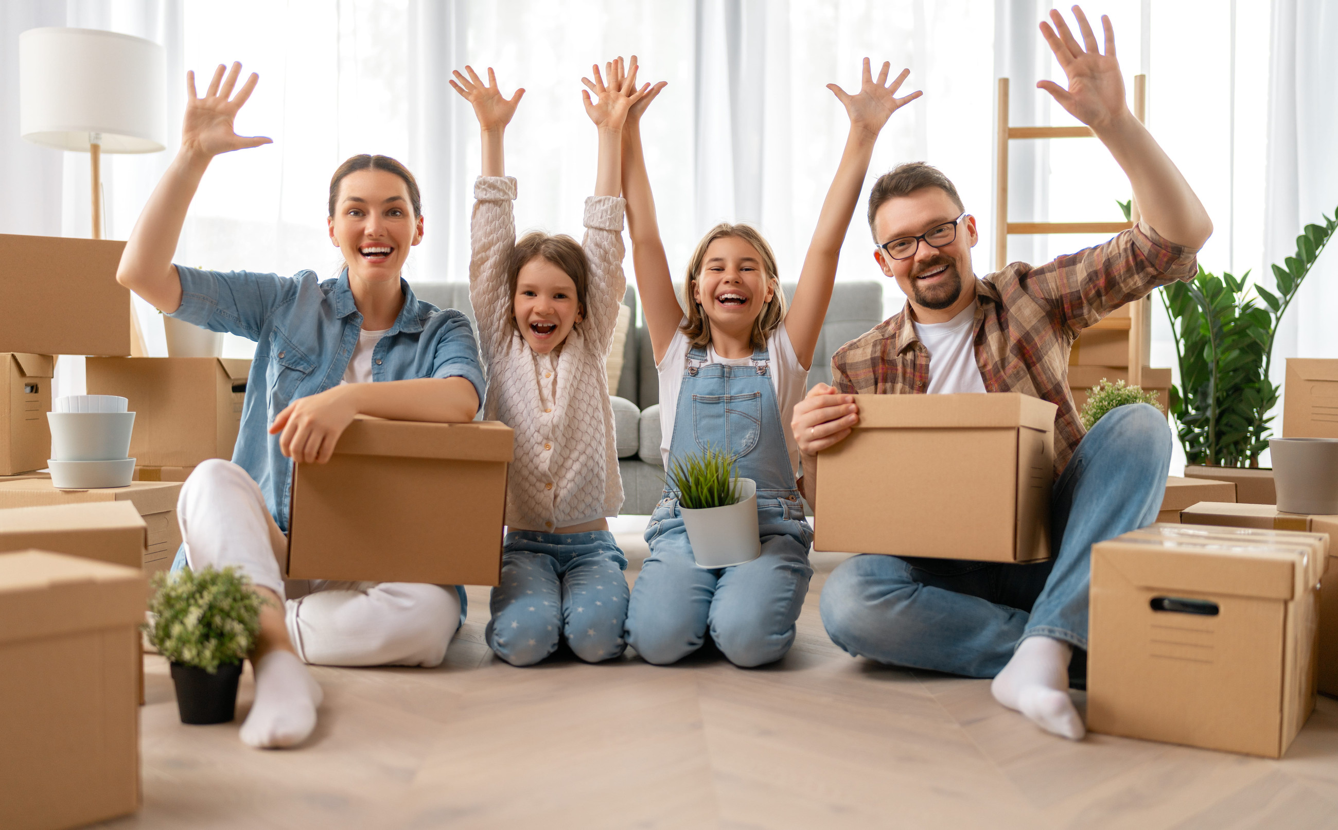 Famiglia felice nella loro nuova casa